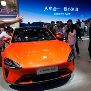 Xiaomis SU7 har toppat Tesla i Kina, skriver Reuters.