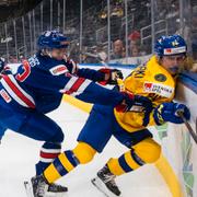 Jonathan Lekkerimäki får en omgång av USA:s Luke Hughes i matchen som Sverige förlorade.