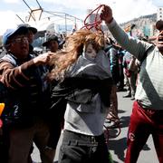 Morales har fortfarande många trogna anhängare i Bolivia. Här protesterar människor som stödjer honom genom att släpa en docka av interimspresidenten. 