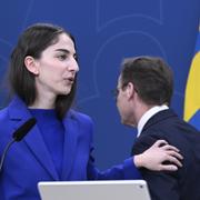 Klimat- och miljöminister Romina Pourmokhtari (L) och statsminister Ulf Kristersson (M) presenterar regeringens klimathandlingsplan under en pressträff i december 2023.