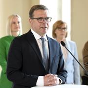 Finlands statminister Petteri Orpo med regeringsbildarna.