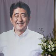 Shinzo Abes änka Akie Abe håller tal.