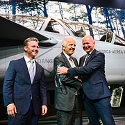 Sveriges försvarsminister Pål Jonsson (M),  Brasiliens försvarsminister José Múcio Monteiro Filho och Saabs vd Micael Johansson på Linköping-Saabs flygplats under tisdagen.