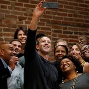 Arkivbild: Mark Zuckerberg tar en selfie tillsammans med en grupp innovatörer