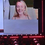 Agnetha Larsson, mamma till artisten Zara Larsson, tar emot dotterns pris. Zara Larsson var med på länk.