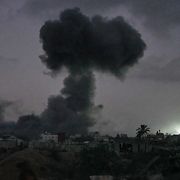 Bilden är från en tidigare attack i Gaza.