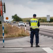 Polisen genomför fordonskontroller längs E65 sommaren 2021. Detta efter larm om att ett 50-tal fordon fått stenar eller andra föremål kastade på sig.