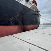 Bilder som Ukrainas flotta lagt upp på Telegram visar skadorna.