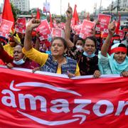 Protester mot Amazon i Dhaka förra året.