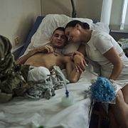 Den svårt skadade soldaten Topolnitskyj Vlad kramas om av sin fru Hanna på sjukhuset i Kyiv i början av september. LIBKOS / AP