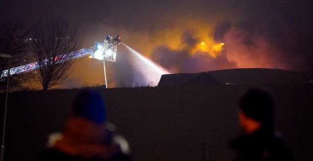 Räddningstjänsten arbetar med att släcka branden. Johan Nilsson/TT