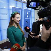 Kristdemokraternas Alice Teodorescu Måwe (KD) möter media efter en pressträff med Kristdemokraterna på fredagen. 