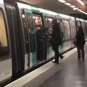 Skärmdump ur klippet. Mannen försöker kliva på tunnelbanan men knuffas ut av männen.