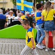 Många svenskar har tagit sig ut för att se matchen mellan Sverige och Nederländerna. Här bilder från Kungsbacka och Stockholm.