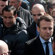 Emmanuel Macron och hans säkerhetsvakt till vänster.