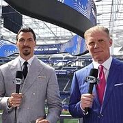 Zlatan Ibrahimovic, med expertkommentatorn Alexei Lalas till höger och Thierry Henry och Rebecca Lowe på sin högra sida.