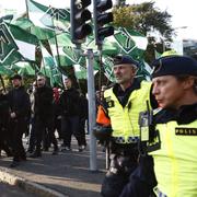 Demonstranter från Nordiska motståndsrörelsen under en demonstration i Göteborg i september 2017.