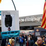 Demonstranter utanför Camp Nou, Barcelona.