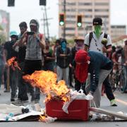 Puertoricaner protesterar mot regeringens åtstramningar på tisdagen.