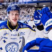 Leksands Lukas Vejdemo jublar efter 2-1 under ishockeymatchen i SHL mellan Leksand och Brynäs.
