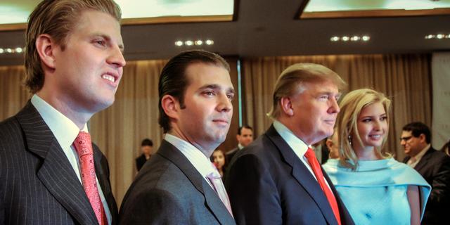 Trump är ordförande i Trump Organization. Här med barnen Eric, Donald Jr och Ivanka. Mark Lennihan / AP