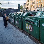 Arkivbild: En kvinna slänger i återvinningen.