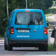 Illustrationsbilder på en Postnord-bil och en cyklist. 