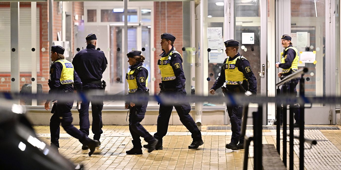 Polisen på plats efter skjutningen i Älvsjö.