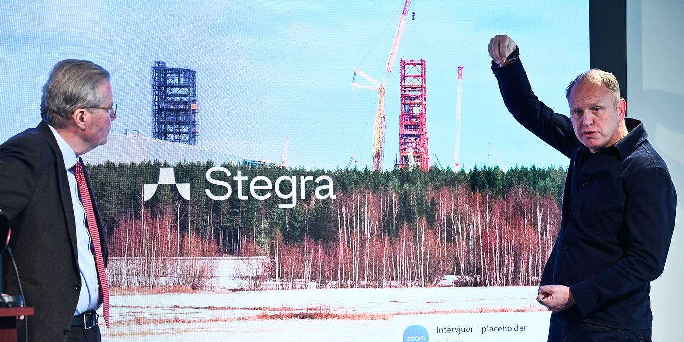 Arkivbild från april: Leif Johansson, tilltänkt styrelseordförande Stegra, och Henrik Henriksson, Stegras vd, under en pressträff med anledning av att Wallenberg Investments går in med 1,4 miljarder euro i ståltillverkaren.