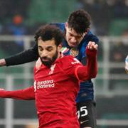 Liverpools Mohamed Salah i duell med Inters Alessandro Bastoni.