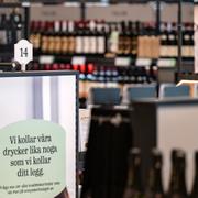 Information och kontroll av legg i Systembolagets butik på Masttorget i Malmö på onsdagen. 