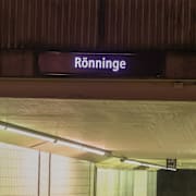 Gångtunneln vid pendeltågsstationen i Rönninge i Salmes kommun där en kvinna försvann under natten på annandagen.