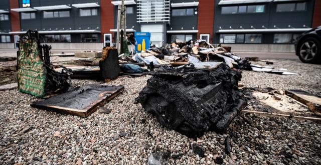 Brandskadade föremål efter en brand i ett företagshotell söder om Malmö på söndagen. Johan Nilsson/TT