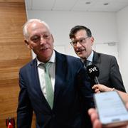 Henrik Landerholm tillsammans med sin advokat Johan Eriksson på väg in i Sal 1 i Attunda tingsrätt. 