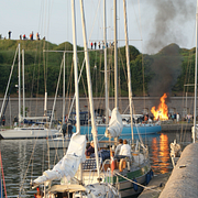 Flakfortet från ovan och i samband med ett midsommarfirande 2010.