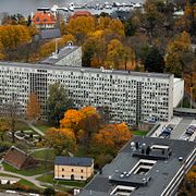 Flygbild över Radiohuset med Sveriges radio. I bakgrunden Djurgårdsbrunnsviken.