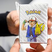 Tullverket visar upp beslagtagna Pokémonkort – den här gången för att de är falska och innehåller farliga ämnen. Arkivbild.
