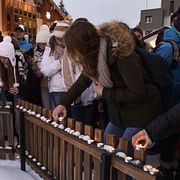 Människor hedrar lavinoffren i Deux Alpes