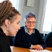 Kulturminister Amanda Lind (MP), Kerstin Salomonsson, ordförande i Svenska Tornedalingars Riksförbund (STR-T) och Hanna Ali, ordförande i ungdomsförbundet Met Nouret, fotograferade i går. 