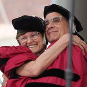 Katalin Karikó, här med skådespelaren Tom Hanks under en ceremoni på Harvarduniversitetet i maj 2023.