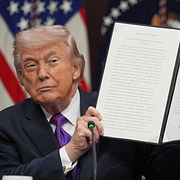 Senatorn Katie Britt i samband med undertecknandet av Ratepayer Protection Pledge/Donald Trump.