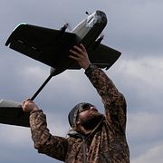 En ukrainsk soldat genomför drönarövningar i Kyiv.