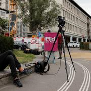 Fotografer väntar utanför sjukhuset i Schweiz där Marchionne vårdas. 