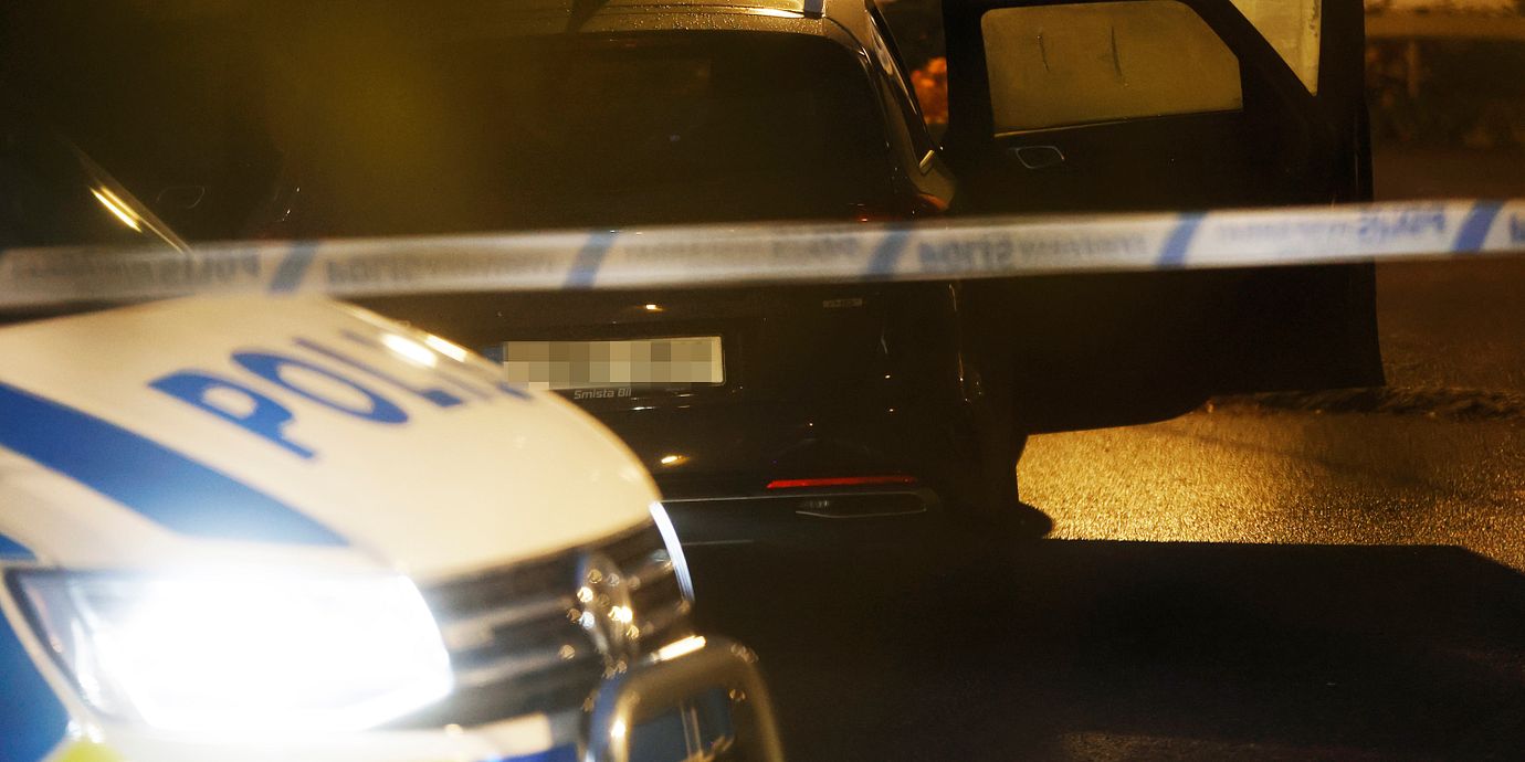 Polis på plats efter att en person har skjutits i södra Stockholm på fredagseftermiddagen.