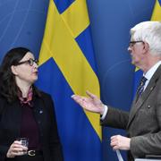  Utbildningsminister Anna Ekström och Folkhälsomyndighetens generaldirektör Johan Carlson meddelar att gymnasieskolorna rekommenderas att stänga. Arkivbild från mars 2021.