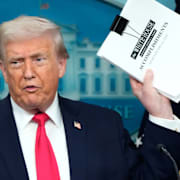 Donald Trump visade upp ett dokument som han kallade ”boken med prestationer”. 