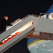 Donald Trump på väg ombord på presidentplanet i natt. 