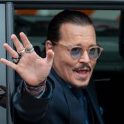 Johnny Depp vinkar till sina fans efter slutpläderingen i rätten.