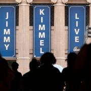 Människor vid studion där ”Jimmy Kimmel Live!” spelas in. 
