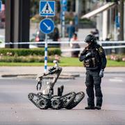 Polisens bombtekniker använder en bombrobot på platsen.